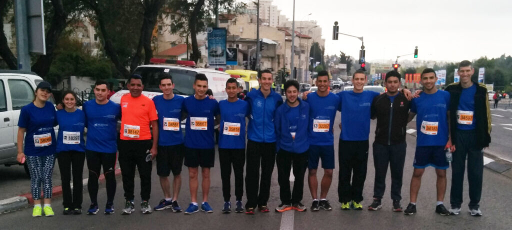 קבוצת הנוער בחימום לפני מרתון ירושלים