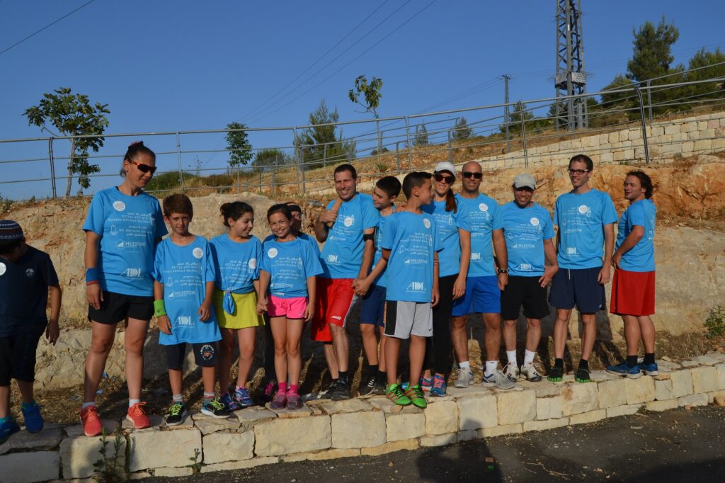 רצי עמותת יד ביד מבית הספר הדו לשוני במרוץ ירושלים של רצים ללא גבולות