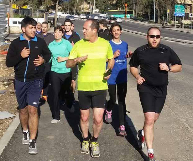 רצי עמותת רצים ללא גבולות בריצת הכנה עם ניר ברקת לפני מרתון ירושלים