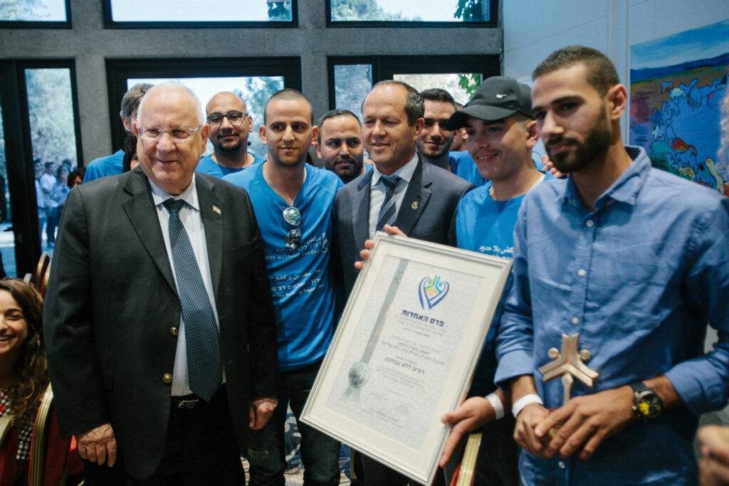 ראובן ריבלין מעניק את פרס ירושלים לאחדות ישראל לרצים ללא גבולות בנוכחות ניר ברקת