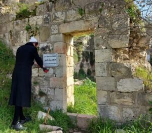 תיקון שלט של מסגד בחורבות שכונת ליפתא בירושלים